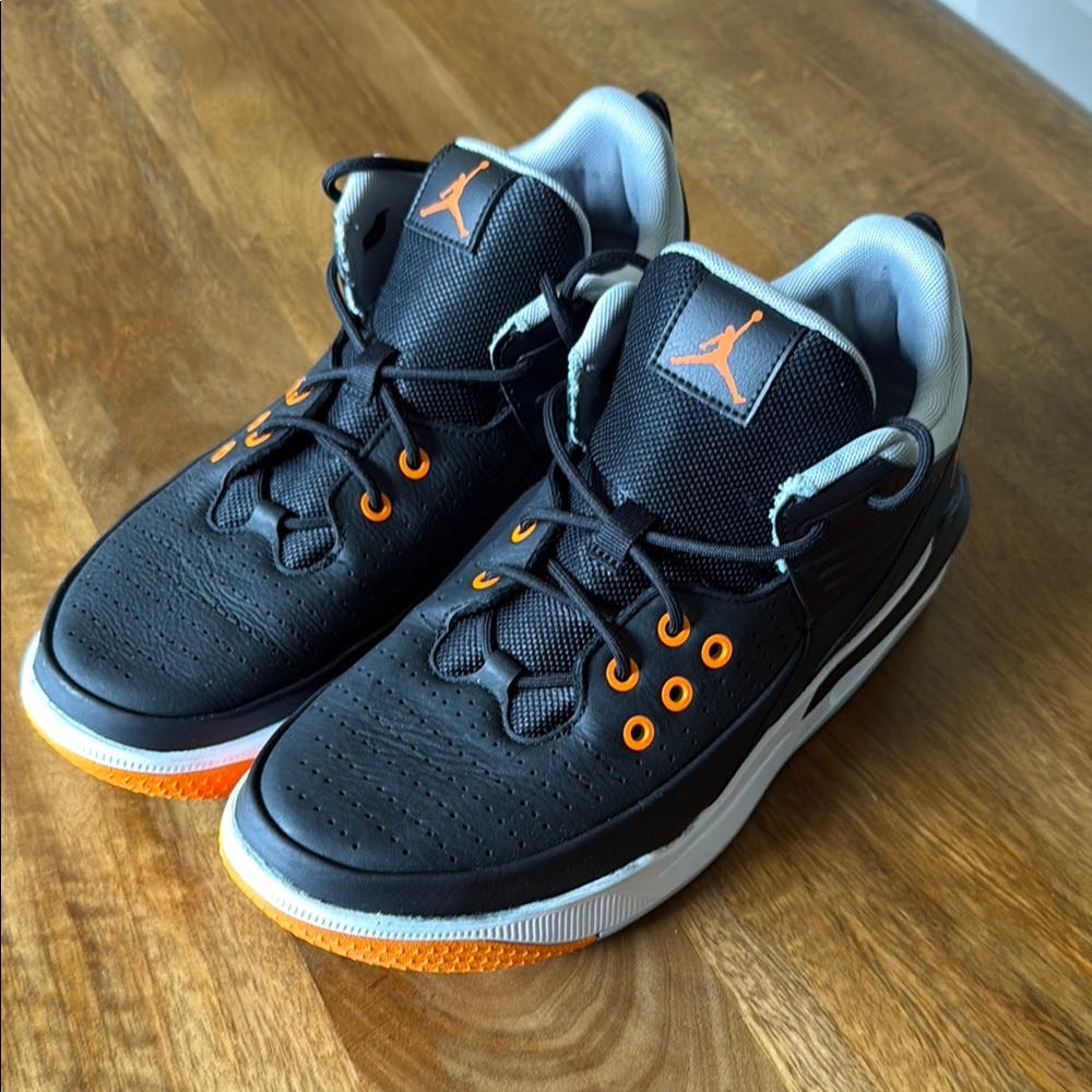 Nike Jordan Max Aura 5 - size 9